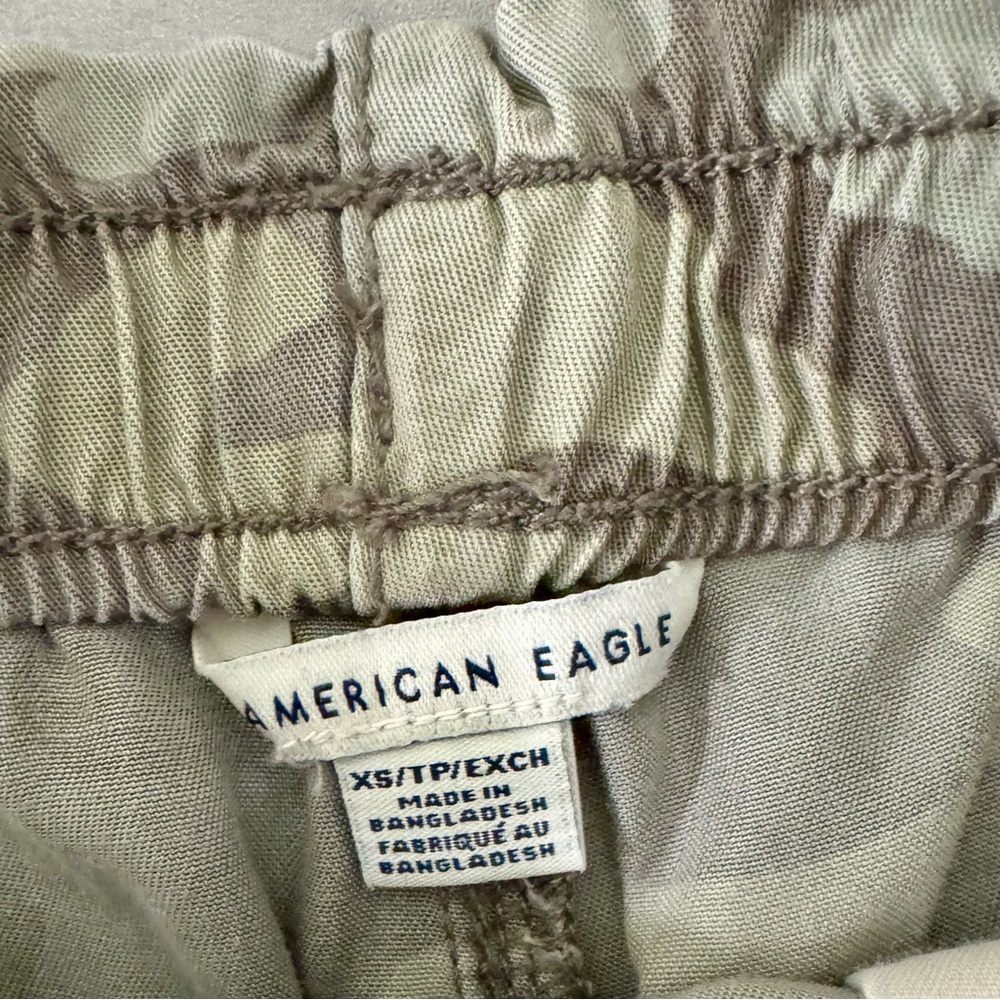 American Eagle Outfitters Tan Camouflage Women's Cargo Shorts - Picture 5 of 5